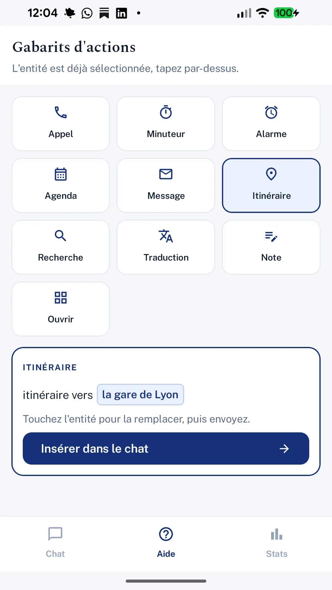Onglet Aide de Luciole-Mobile sur téléphone : la grille des gabarits d'actions reconnus (Appel, Minuteur, Alarme, Agenda, Message, Itinéraire, Recherche, Traduction, Note, Ouvrir...) avec un exemple d'itinéraire prêt à être inséré dans le chat.