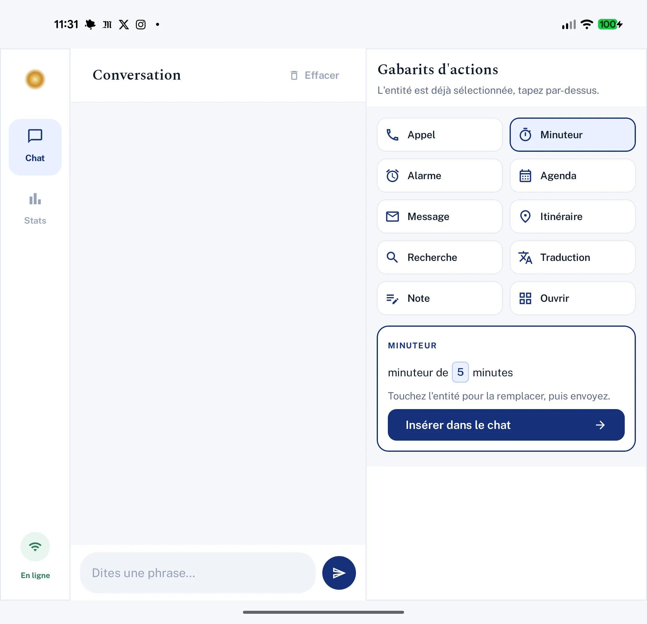 Vue chat de Luciole-Mobile en mode tablette : à gauche la conversation, à droite la grille des actions disponibles et la phrase d'exemple insérée dans le chat.